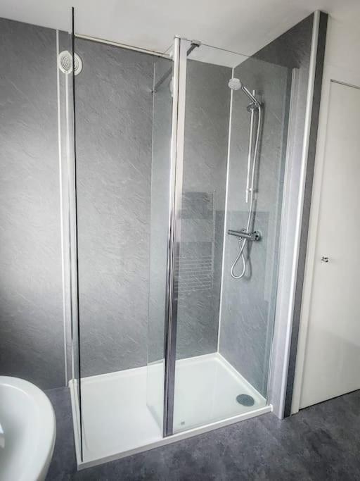 קרנוסטי Central 2-Bedroom Bunglow With Double Sofa Bed מראה חיצוני תמונה