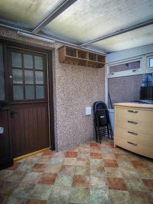 קרנוסטי Central 2-Bedroom Bunglow With Double Sofa Bed מראה חיצוני תמונה