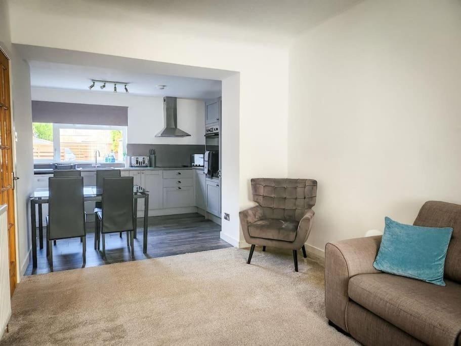 קרנוסטי Central 2-Bedroom Bunglow With Double Sofa Bed מראה חיצוני תמונה