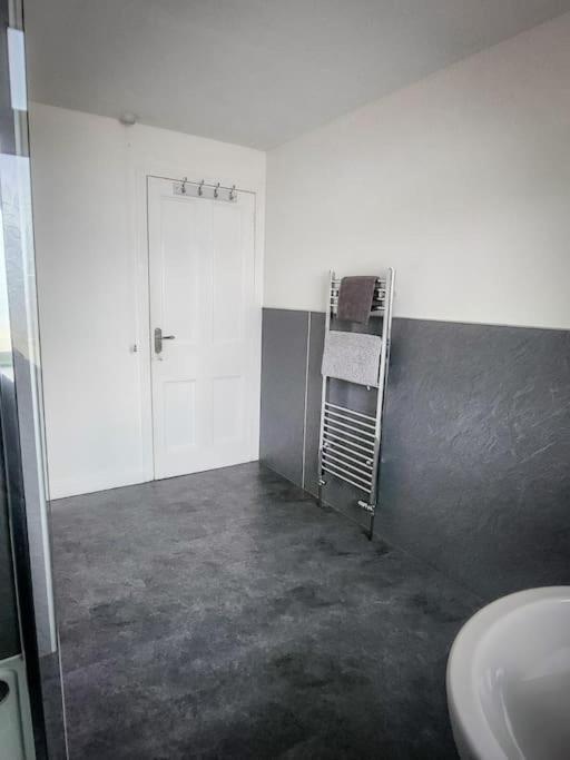 קרנוסטי Central 2-Bedroom Bunglow With Double Sofa Bed מראה חיצוני תמונה